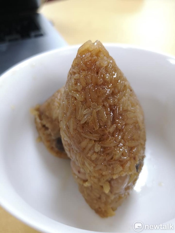 粽子糯米較黏，時常會導致年長者或小朋友噎到。對此，內政部教導民眾「4步救命法」，幫助將異物排除，避免悲劇發生。   圖：曾郡秋／攝