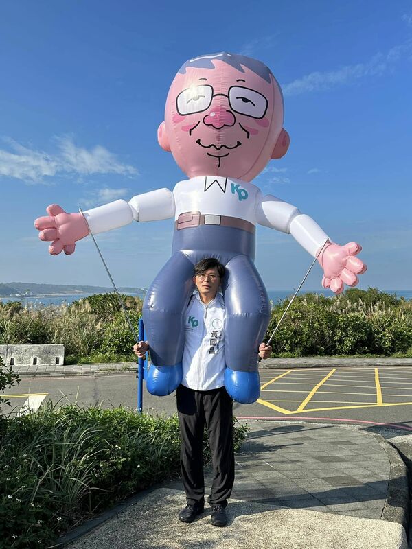李忠憲指出,黃國昌現在當然還在偽裝,支持柯文哲,頂著柯文哲的胯下。但等到順利奪權成功之後,勢必轉移焦點。 圖:取自簡甫(簡幸甫)臉書