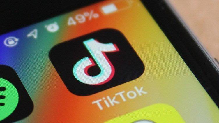 TikTok等社群平台充斥鼓動未成年用進行各種有害身心健康的挑戰訊息。   圖：翻攝自抖音新世界臉書（資料照）