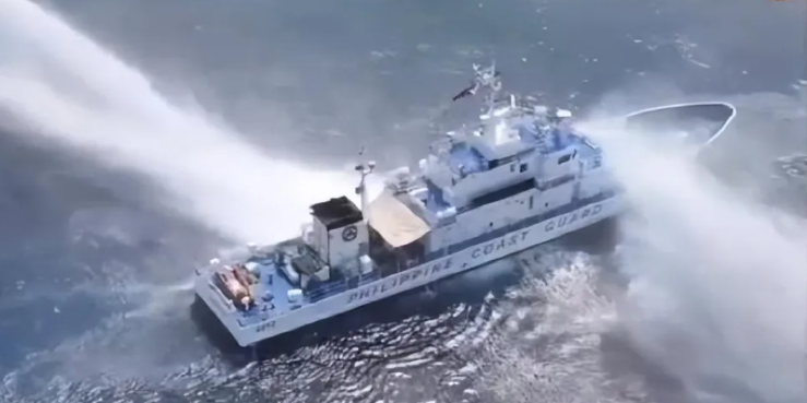 中國海警船近期使用水砲攻擊進入南海黃岩島的菲律賓巡邏船。 圖:翻攝自菲律賓海巡署 中國海警船近期使用水砲攻擊進入南海黃岩島的菲律賓巡邏船。 圖:翻攝自菲律賓海巡署