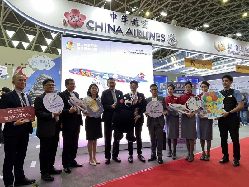 華航 2024 年高雄冬季旅展攤位,以超吸睛彩繪機圖案為主舞台設計。 圖:高雄市旅行公會提供