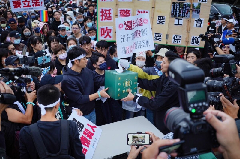民眾將陳情書投入「功德箱」,要向總統賴清德表達「反霸凌要立法、挺警消要工會、吹哨者要保護」三大訴求。 圖:民眾黨/提供