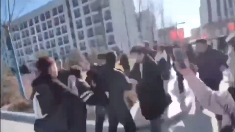 憤怒的民眾衝破警方封鎖後,跑進校園內圍毆校長。 圖:擷取自 @woyongdehuawei X 分享影片