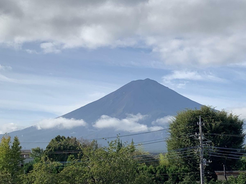 昨(26)日日本旅遊達人林氏璧在臉書曬出日本東京及沖繩機票，暑假沖繩來回最低8726台幣，東京更便宜只要7840台幣，貼文也引起網友熱議分享原因。（圖為富士山）   圖：民眾／提供
