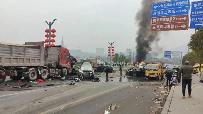 四川巴中市恩陽區一大橋上發生多車追撞事故,多人死傷。 圖 : 翻攝自大風新聞