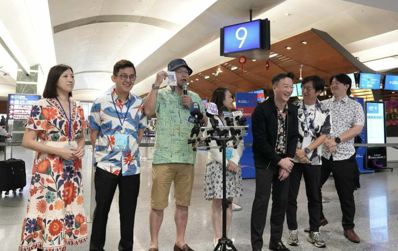 民進黨立委王義川、新北市議員卓冠廷、主持人李正皓等人今(13)日再度合體,正式啟動「狂推帛琉觀光大作戰」。 圖: 李正皓 FB