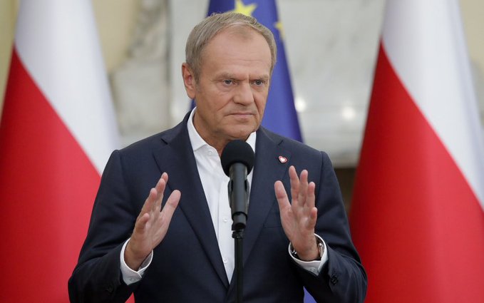 波蘭總理 唐納德 · 圖斯克(Donald Tusk) 週五在國會發表演說時宣布,波蘭政府正計劃推動大規模軍事訓練,要求所有成年男性接受軍事訓練,以應對日益惡化的歐洲安全局勢。 波蘭總理 唐納德 · 圖斯克(Donald Tusk) 週五在國會發表演說時宣布,波蘭政府正計劃推動大規模軍事訓練,要求所有成年男性接受軍事訓練,以應對日益惡化的歐洲安全局勢。