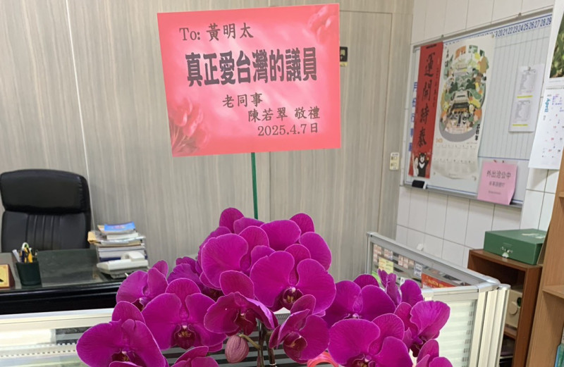 國民黨前高雄市議員陳若翠送花為陳明太加油打氣。 圖:孫家銘翻攝