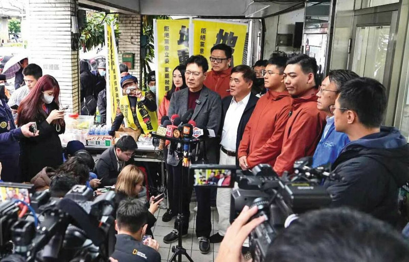 罷免雙吳青年軍捲入死人連署風波，北檢啟動調查，激起藍軍不滿。   圖：翻攝賴苡任臉書