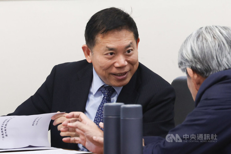 國發會主委劉鏡清今（16）日赴立法院經濟委員會報告時指出，AI 已是新護國神山，接下來有兩大任務，一是強化既有「護國神山」韌性，二是規劃更多「神山」，其中矽光子、量子產業、自主化機器人等三大產業是長期發展重點。   圖：中央社記者王騰毅／攝