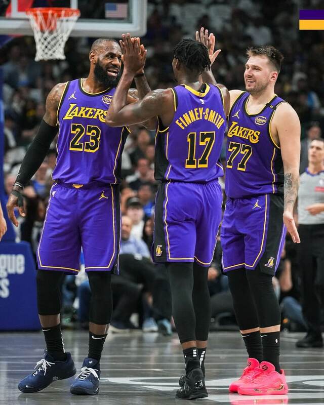 NBA湖人球星詹姆斯（左）與唐西奇（右）。   圖：取自FB／LA Lakers