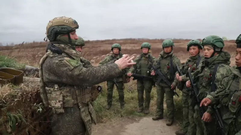 俄羅斯軍人正在訓練北韓前來支援的士兵。   圖：翻攝自 騰訊新聞