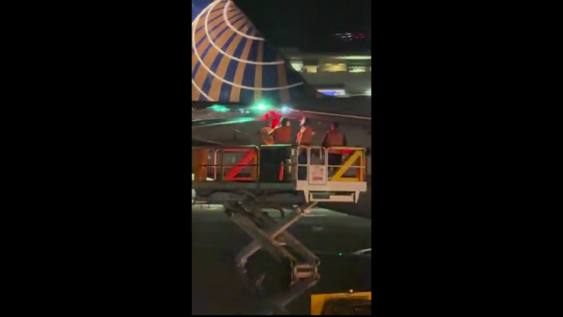 週二凌晨在舊金山國際機場發生飛機擦撞事故,兩架聯合航空客機在地面滑行時機翼相撞,所幸未造成人員傷亡。 圖:翻攝自影片