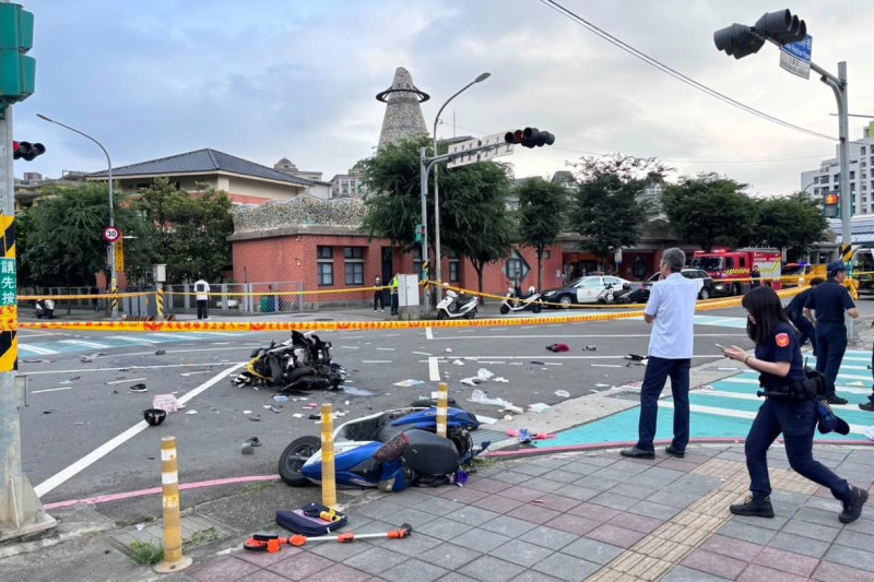 新北市三峽區國光街、國成街口19日下午傳出重大車禍。一輛自小客車不明原因失控暴衝，造成15人輕重傷，其中3人死亡。   圖：翻攝自卓冠廷臉書