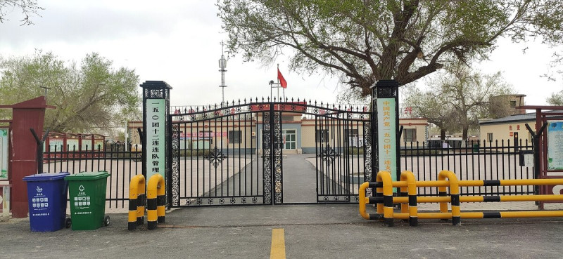 哈佛大學涉嫌多次幫助迫害維吾爾人的新疆生產建設兵團   圖：新疆生產建設兵團第八師150團12連連部　取自維基百科　by Charlie Qi - CC BY-SA 4.0