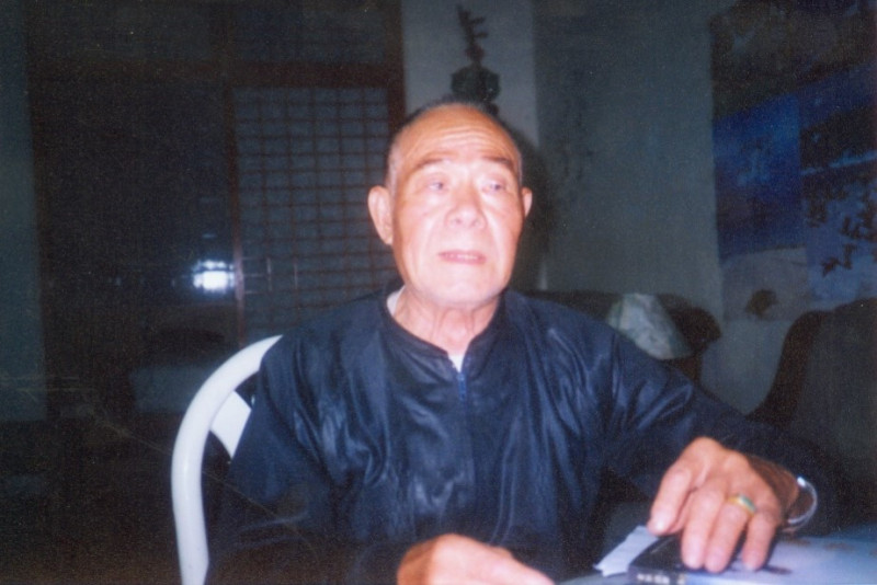 郭雨新的老班底，受人尊敬的蘇澳漢學老師，台南師範畢業的民主前輩陳甲春說：「黃煌雄想要消滅郭雨新在宜蘭的力量，俗話說『尊賢啟後』－－前輩我們要去尊重他，晚輩我們要去提拔他。但是黃煌雄這個人內心中，沒樹根、沒樹頭」。   張文隆拍攝