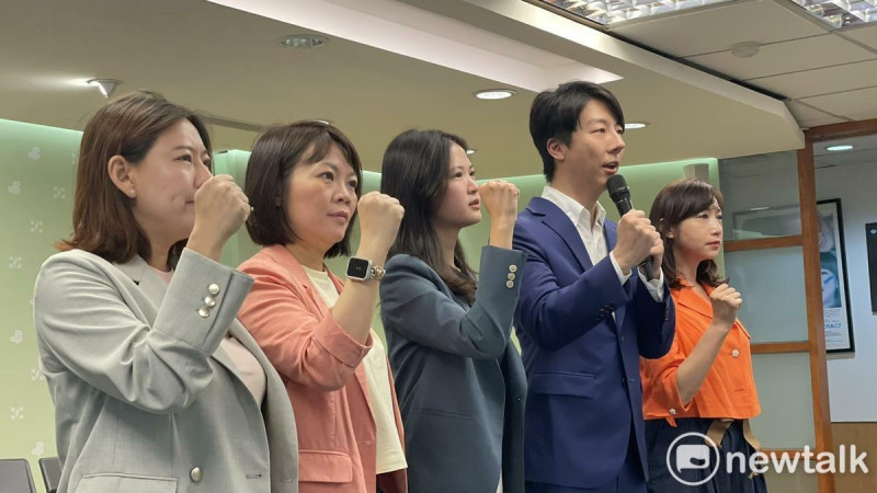 民進黨台北市議員簡舒培（左二）、何孟樺（左一）、林亮君（左三）、許淑華（右一）、吳崢（右二）集結，強調會監督北市府要行政中立。   圖：高逸帆／攝