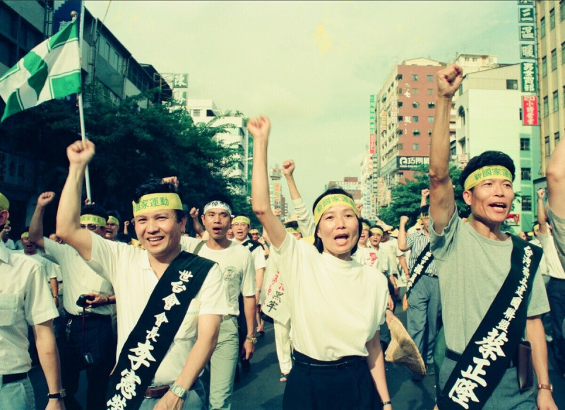 1989年8月11日高雄舉辦第16屆世台會，李憲榮以秘密管道回到台灣，世台會結束後，再由南到北舉辦「打破黑名單；還我返鄉權」的群眾大會與大遊行。左起李憲榮、葉菊蘭、蔡正隆。   圖：邱萬興提供